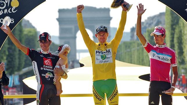 Andreas Klöden (derecha), segundo en el Tour 2006, saluda en el podio final junto al campeón Floyd Landis y Óscar Pereiro