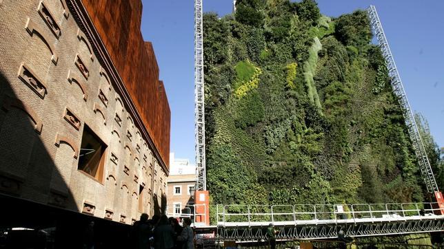 El jardín vertical del Caixa Forum tiene 24 metros de altura y alberga 15.000 plantas
