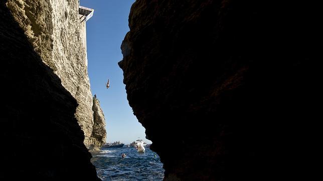 Salto desde 27 metros en los acantilados de Bonifacio, Córcega