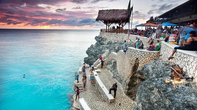 El Café de Rick, al atardecer, en los acantilados del West End de Negril