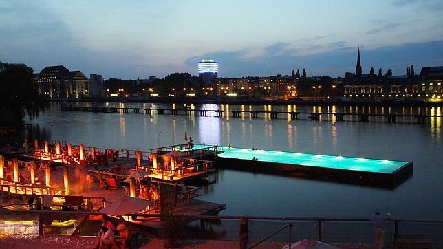 El «barco piscina» de Berlín, el baño más original de Europa