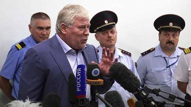 Rusia retrasa la salida de Snowden del aeropuerto