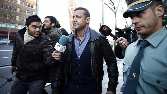 La investigación sobre Flores revela que sí tiene dinero y que lo mueve a través de sociedades