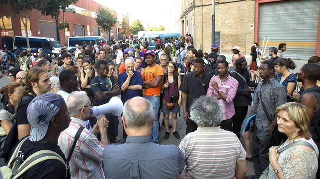 Los inmigrantes desalojados se encierran en una iglesia del Poblenou