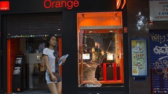 Revientan un concesionario, dos estancos, dos tiendas de móviles y una perfumería