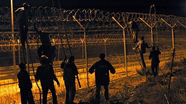 Crece la «agresividad» de los inmigrantes que asaltan la valla fronteriza de Melilla