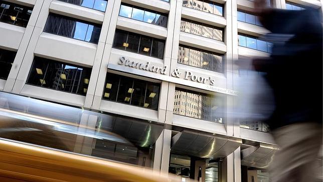 S&amp;P sitúa el «rating» de Madrid y Barcelona al mismo nivel que el de España