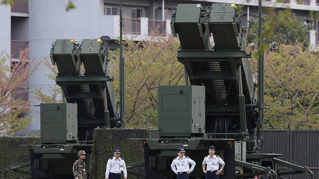 Japón urge a reforzar su capacidad defensiva ante la amenaza de China y Corea del Norte