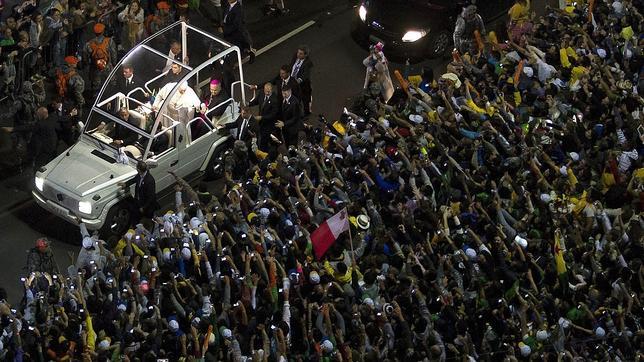 El Papa abraza a los jóvenes del mundo entero en la fiesta de acogida en Copacabana