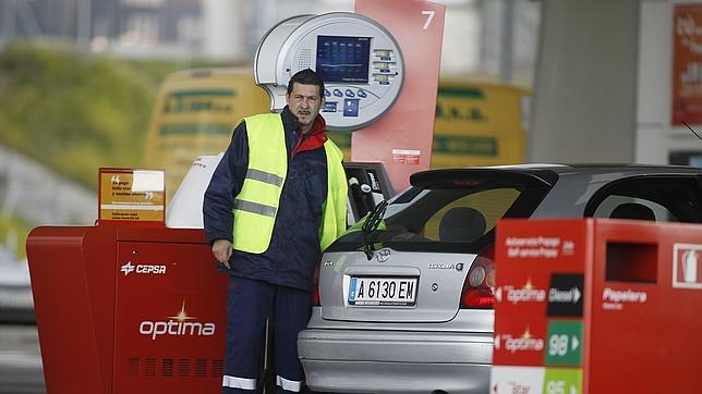 Echar gasolina es más barato en centros comerciales y autonomías sin «céntimo sanitario»