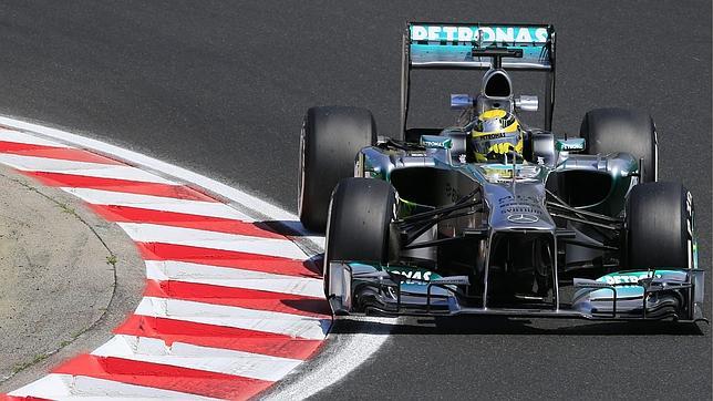 Nico Rosberg canta el himno del Bayern mientras conduce