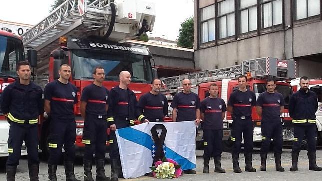 La primera cuadrilla de bomberos en llegar rinde duelo a las víctimas fuera de la catedral