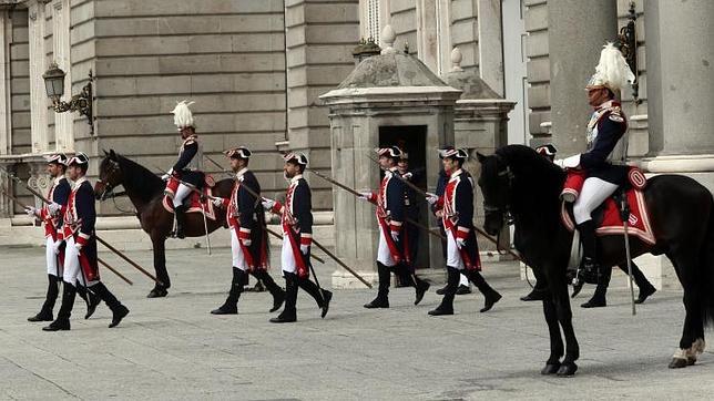 Cambio de guardia en el Palacio Real de Madrid