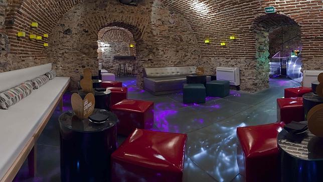 El suelo de las cuevas se ha revestido de cristal y luces de colores