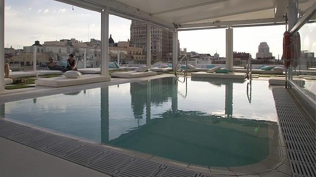 La piscina o los techos de lona hacen soñar al cliente con un lugar paradisíaco, y verdaderamente esta terraza lo es