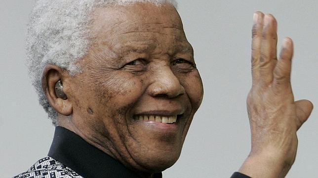 Nelson Mandela sigue mejorando, aunque permanece en estado crítico
