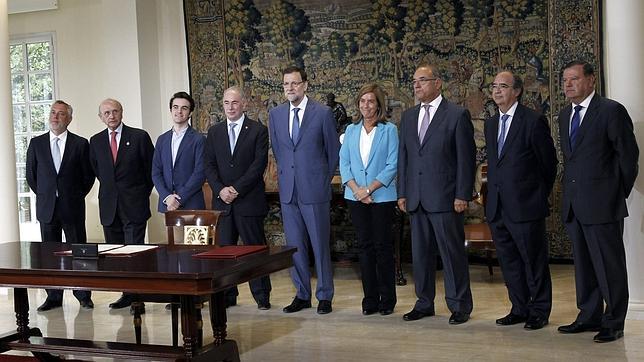 El Gobierno firma con médicos y enfermeros un pacto por una sanidad sostenible