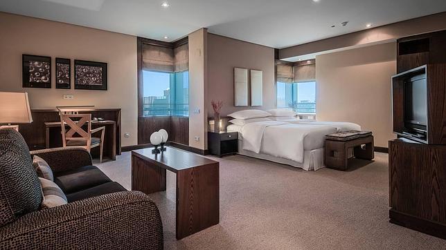 Por la recepción del «Sheraton» resultaba frecuente encontrarse a futbolistas del Real Madrid