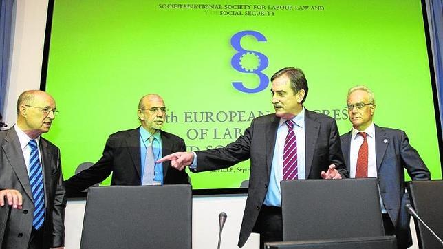 Un magistrado progresista del TC reconoce su colaboración con el Gobierno socialista