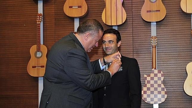 Enrique Ponce recibe el Castillete de Oro del Festival del Cante de las Minas