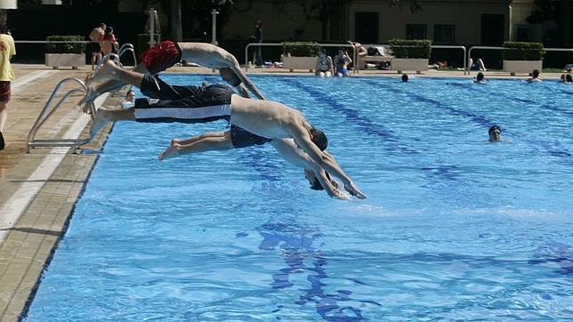 Unos chicos se tiran de cabeza a la piscina