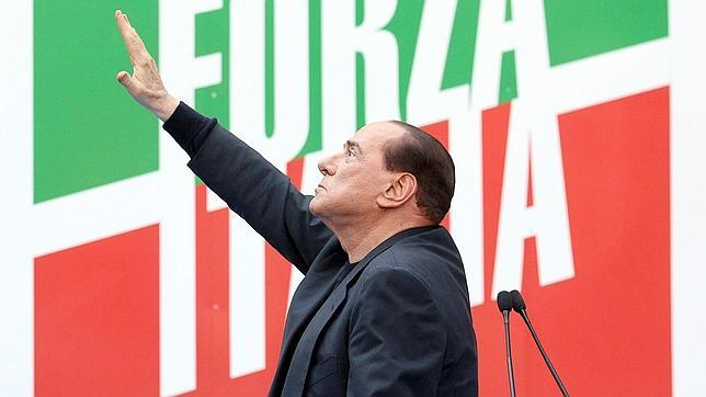 Berlusconi: «El Gobierno debe seguir adelante»