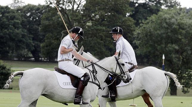 El Príncipe Guillermo reaparece tras el nacimiento de Jorge en «modo bebé»