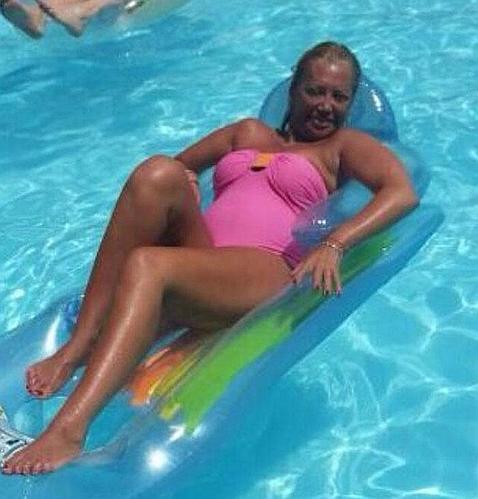 Belén Esteban luce flotador