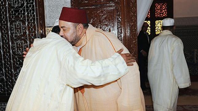 Mohamed VI recibe a familiares de las víctimas del pederasta español y les promete ayuda