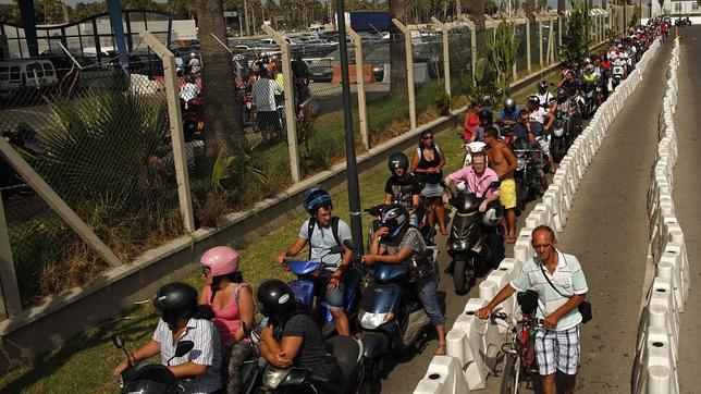 Trabajadores esperan las colas para entrar en España