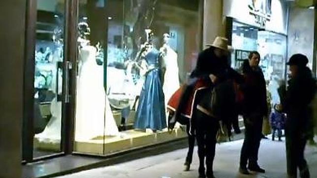 Polémica en Granada por la moda de despedir la soltería a lomos de un burro