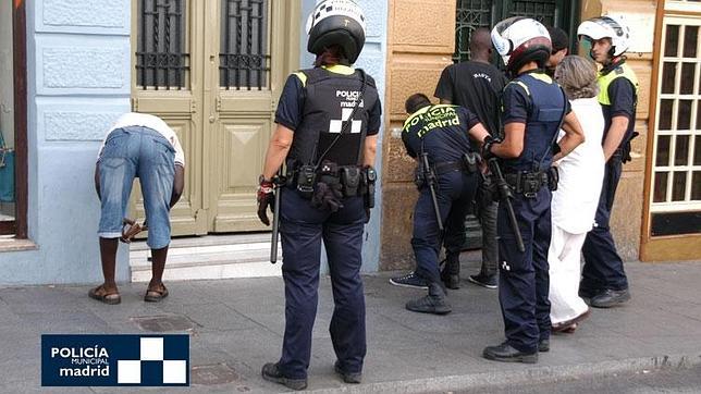 La Policía Municipal despliega un operativo en Centro contra los «top manta»