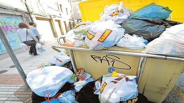 La huelga de basura cuesta ya 60.000 euros a los vecinos de La Coruña