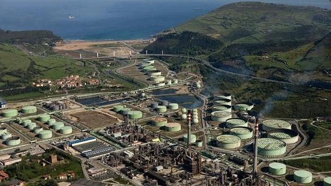 Refinerías en la costa de Ciérvana, en la provincia vasca de Vizcaya