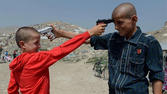 Las armas de fuego, un juego de niños en Afganistán