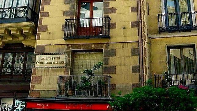 La fachada del edificio donde vivió Calderón de la Barca es conocida como «La casa estrecha»