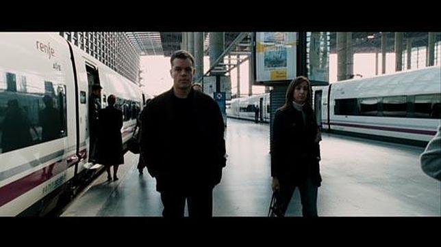 Matt Damon camina por la estación de Atocha en «El ultimatum de Bourne»