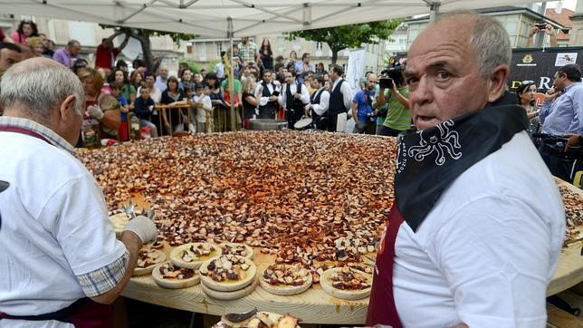 Un pueblo de Orense cuece una tapa de pulpo de 260 kilos