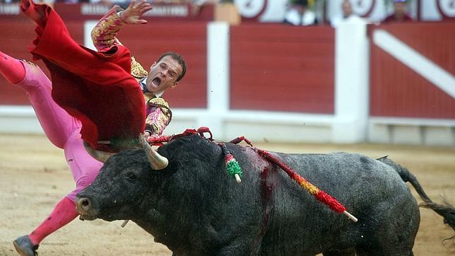 Antonio Ferrera y Javier Castaño, cogidos  en Gijón, vuelven al ruedo