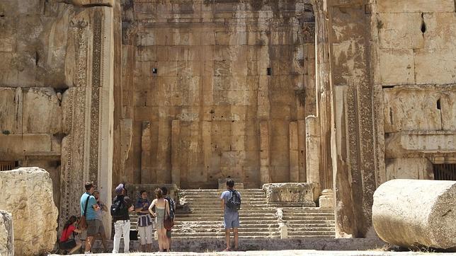 Turistas visitan las ruinas del templo Bakhous en la ciudad libanesa de Baalbek