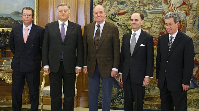 El Rey posa con el consejero delegado de TALGO, el presidente de la Compañía Estatal de Ferrocarriles Rusos (RZD), el presidente de TALGO y el secretario general del foro «Diálogo de Civilizaciones»