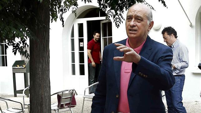 Fernández Díaz: «Gibraltar no puede ser la frontera del contrabando de tabaco»