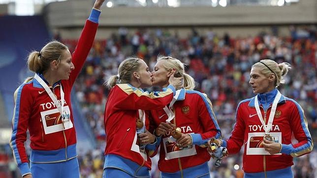 Dos atletas rusas protagonizan un polémico beso en respuesta a Ysinabyeva