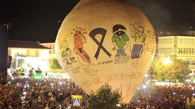 El globo de Betanzos homenajea a las víctimas del accidente ferroviario del 24-J