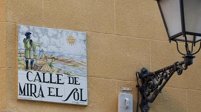 Cartel de la calle de Mira el Sol, perpendicular a la de Embajadores