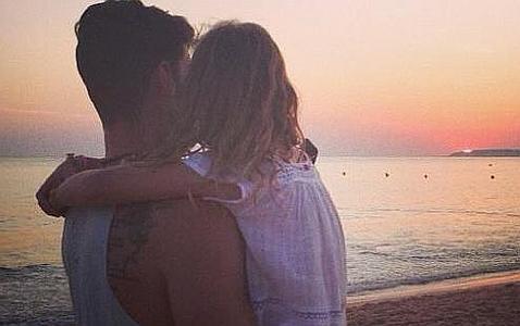 Aitor y su hija en la playa