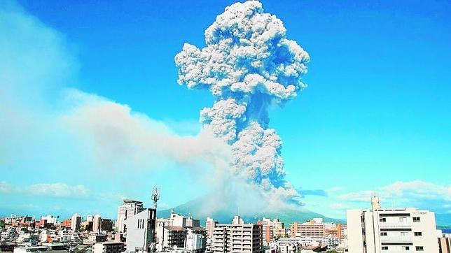 El volcán «Sakurajima» de Japón entra en erupción y llena las calles de ceniza