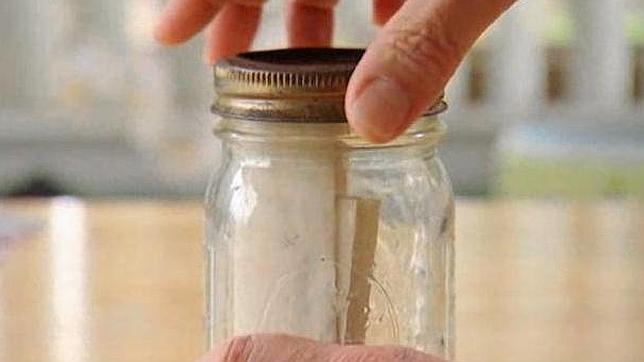 Lanza un mensaje en un frasco al oceáno Atlántico y aparece 50 años después... a 300 metros