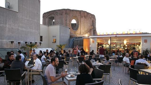 Este café tiene una terraza con cierto aire medieval
