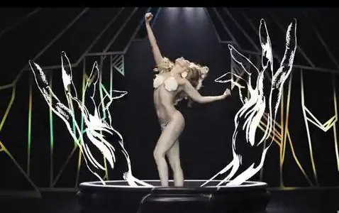 Los atrevidos looks de Lady Gaga en «Applause», su nuevo videoclip
